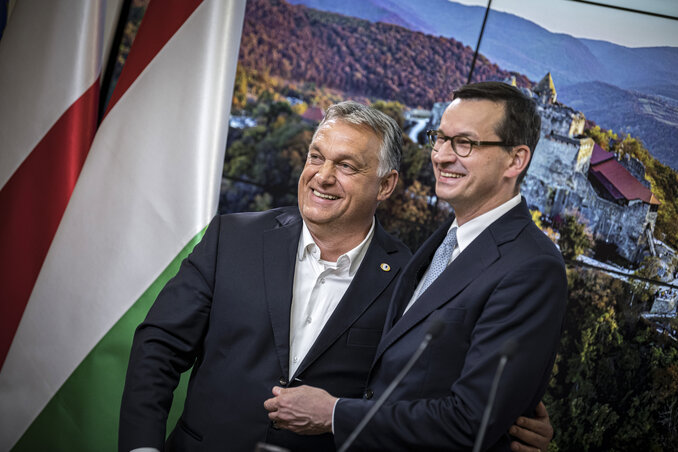 Orbán Viktor és Mateusz Morawiecki a brüsszeli lengyel nagykövetségen (Fotó: MTI)