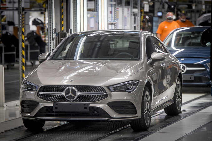 Legördül az első hibrid autó, egy Mercedes-Benz CLA 250 e Coupé (Fotó: MTI) Legördül az első hibrid autó, egy Mercedes-Benz CLA 250 e Coupé (Fotó: MTI)