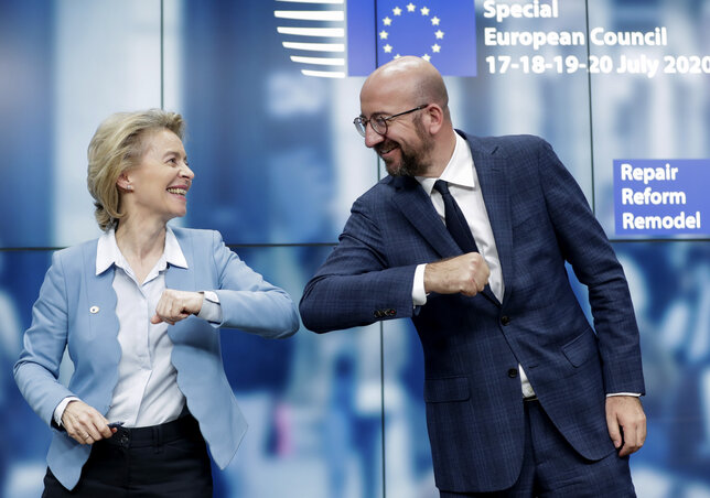 Ursula von der Leyen EB-elnök és Charles Michel ET-elnök „könyékkezeléssel” nyugtázta a megállapodást a közös sajtótájékoztatót követően (Fotó: Pool Photo via AP/Beta) Ursula von der Leyen EB-elnök és Charles Michel ET-elnök „könyékkezeléssel” nyugtázta a megállapodást a közös sajtótájékoztatót követően (Fotó: Pool Photo via AP/Beta)