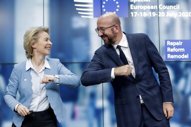 Ursula von der Leyen EB-elnök és Charles Michel ET-elnök „könyékkezeléssel” nyugtázta a megállapodást a közös sajtótájékoztatót követően (Fotó: Pool Photo via AP/Beta)