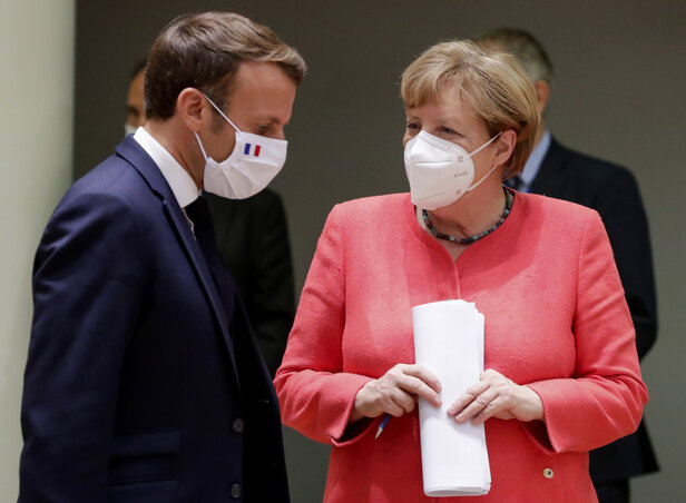 A mentőcsomag letéteményezői, Emmanuel Macron és Angela Merkel gyakran egyeztettek a maratonira nyúlt tárgyalások során (Fotó: Pool Photo via AP/Beta)