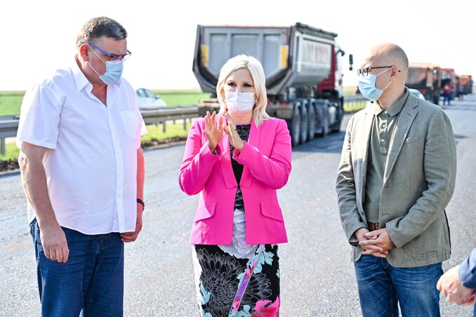 Zorana Mihajlović: A fővárostól Szabadkáig 65 kilométer hosszan folynak a munkálatok (Fotó: Beta) Zorana Mihajlović: A fővárostól Szabadkáig 65 kilométer hosszan folynak a munkálatok (Fotó: Beta)