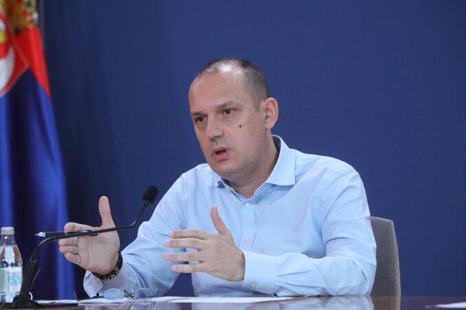 Lončar: Az aláírók némelyikének az életében az a legnagyobb siker, hogy kicserélhette a lift padlóburkolatát a sürgősségi osztályon (Fotó: Beta) Lončar: Az aláírók némelyikének az életében az a legnagyobb siker, hogy kicserélhette a lift padlóburkolatát a sürgősségi osztályon (Fotó: Beta)