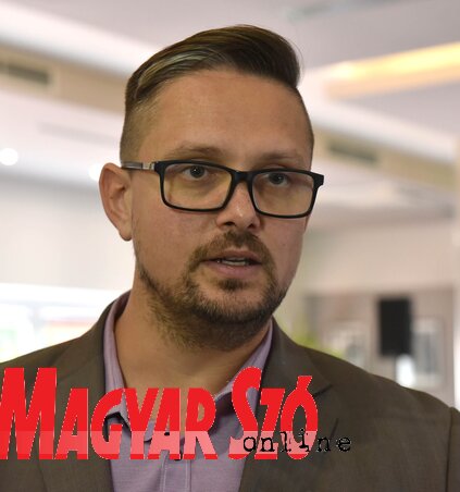 Juhász Bálint: Máig 850 házat sikerült a pályázatoknak köszönhetően megvásárolni, egy nagyobb vajdasági falut sikerült így megmenteni (Ótos András felvétele)