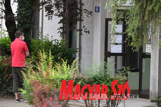 A fertőzésgyanús betegeket a gyógyfürdő épületében fogadják az orvosok (Ótos András felvétele) A fertőzésgyanús betegeket a gyógyfürdő épületében fogadják az orvosok (Ótos András felvétele)