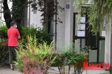 A fertőzésgyanús betegeket a gyógyfürdő épületében fogadják az orvosok (Ótos András felvétele)