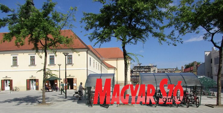 Ha piac nincs is, bár van hova letenni a bicikliket (Fekete J. József felvétele) Ha piac nincs is, bár van hova letenni a bicikliket (Fekete J. József felvétele)