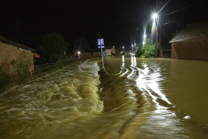 A nagy esőzés miatt vízzel elárasztott út a Zala megyei Surdon (Fotó: MTI)