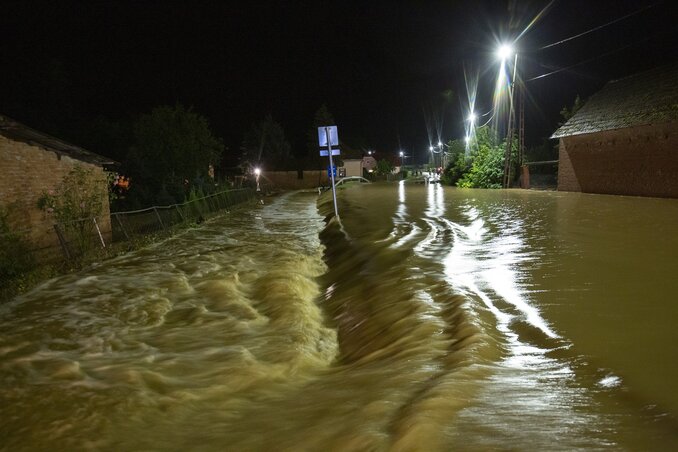 A nagy esőzés miatt vízzel elárasztott út a Zala megyei Surdon (Fotó: MTI) A nagy esőzés miatt vízzel elárasztott út a Zala megyei Surdon (Fotó: MTI)