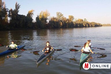 A vízre szállás lehetősége mindig örömmel tölti el a fiatal kajakosokat (Jenei Klementina felvétele)