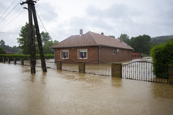 Családokat kellett kitelepíteni Liszóban a hatalmas eső miatt (Fotó: MTI/Varga György)