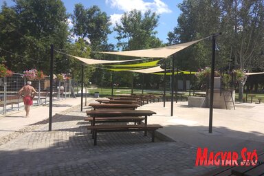 Várja a látogatókat a felújított medence melletti tér a padokkal és árnyékolókkal (Jenei Klementina felvétele)