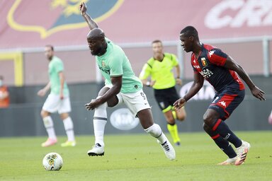 Romelu Lukaku fejjel és lábbal is betalált a Genoának (Fotó: Beta/AP)