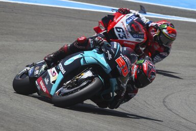 A képen a győztes Fabio Quartararo (előtérben), őt pedig Francesco Bagnaia követte – míg el nem füstölt (Fotó: Beta/AP)