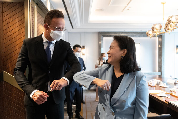 Szijjártó Péter magyar külgazdasági és külügyminiszter és Ju Mjung Hi dél-koreai kereskedelmi miniszter (Fotó: MTI) Szijjártó Péter magyar külgazdasági és külügyminiszter és Ju Mjung Hi dél-koreai kereskedelmi miniszter (Fotó: MTI)