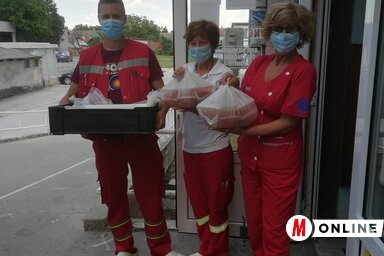 A mentősök boldogan vették át a friss, meleg ebédet (Fehér Rózsa felvétele)