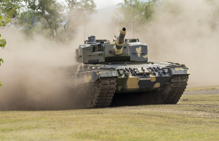 A Tatára megérkezett Leopard 2A4 harckocsik egyike (Fotó: MTI)