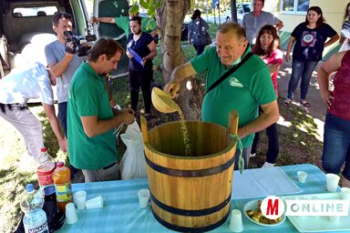 Az adományozással gyerekeken segítenek a gazdák (Gergely Árpád felvétele)