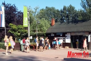 A koronavírus miatt bevezetett rendkívüli intézkedések még egy hétig érvényben maradnak, a Strandon további szigorítások várhatók. A fürdőhelyen már belépés előtt is érdemes odafigyelni a távolságtartásra, a belépőjegyért néha hosszú percekig kell sorban állni (Szeli Balázs felvétele)