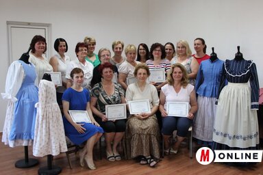 A viseletkészítő tanfolyam résztvevői a diplomákkal (Kazinczy Paszterkó Diana felvétele)