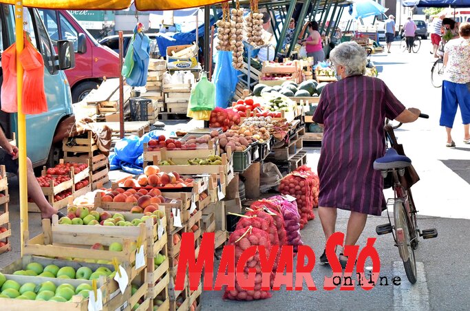Sokan vásárolnak kis tételben is a nagybani piacon (Fotó: Gergely Árpád)