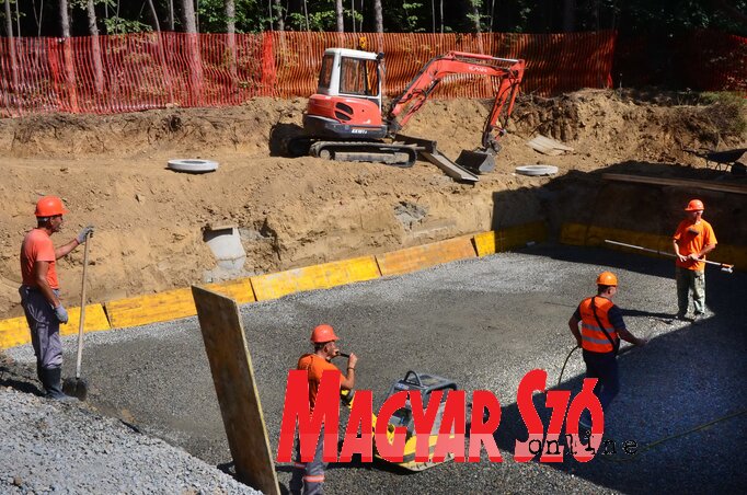 A mágnesesrezonancia-vizsgálatoknak ad majd otthont az épület, amelynek alapozásán dolgoznak a munkások (Fotó: Dávid Csilla)