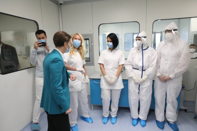 Ana Brnabić a niši Vatreno oko laboratórium tegnapi átadóján (Fotó: Beta) Ana Brnabić a niši Vatreno oko laboratórium tegnapi átadóján (Fotó: Beta)