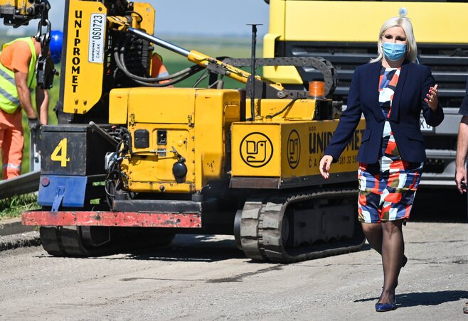 Több gyorsforgalmi út megépítése is tervben van. A felvételen a Ruma és Pećinci között épülő út, midőn szerdán Zorana Mihajlović reszorminiszter terepszemlén járt (Fotó: Beta) Több gyorsforgalmi út megépítése is tervben van. A felvételen a Ruma és Pećinci között épülő út, midőn szerdán Zorana Mihajlović reszorminiszter terepszemlén járt (Fotó: Beta)