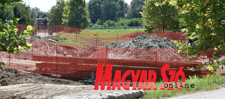 Szennyvízhálózati fővezeték épül a Nagybecskereki út mellett, a nagyberuházás értéke kb. 300 millió dinár (Ótos András felvétele) Szennyvízhálózati fővezeték épül a Nagybecskereki út mellett, a nagyberuházás értéke kb. 300 millió dinár (Ótos András felvétele)