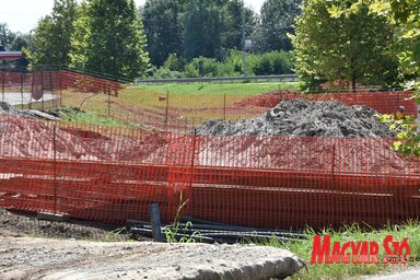 Szennyvízhálózati fővezeték épül a Nagybecskereki út mellett, a nagyberuházás értéke kb. 300 millió dinár (Ótos András felvétele)