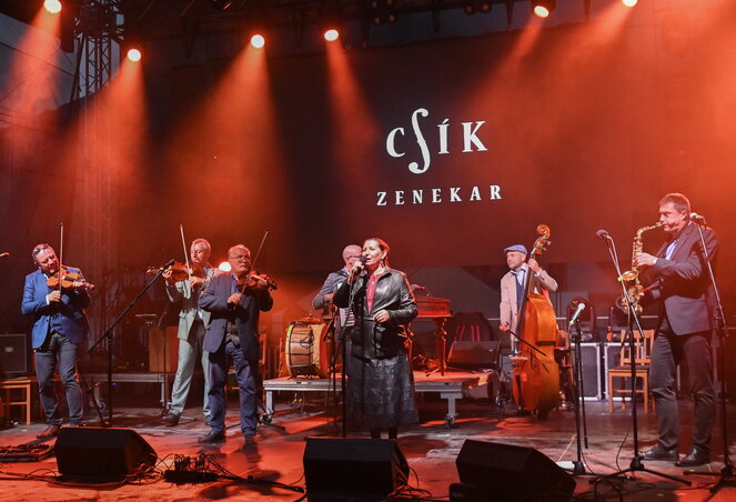 A Csík Zenekar szombat esti koncertje Torockón (Fotó: MTI)