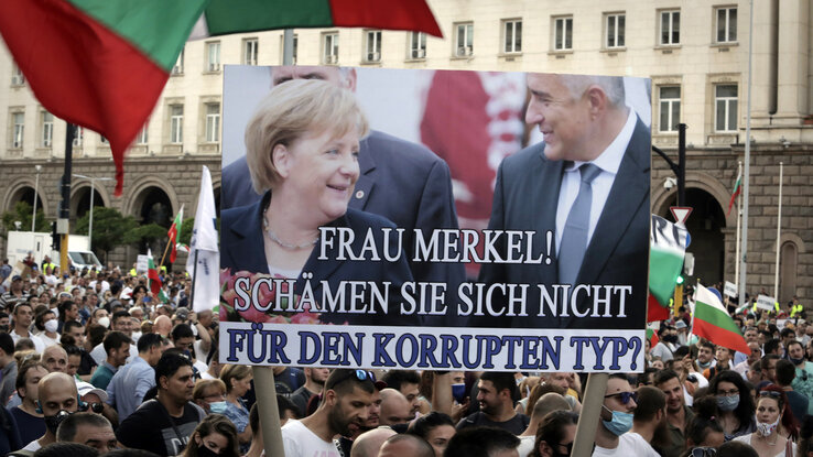 Merkel asszony, hogy nem szégyenled magad e korrupt alak (Boriszov – szerk. megj.) miatt? – áll a szerdai szófiai tüntetés egyik molinóján