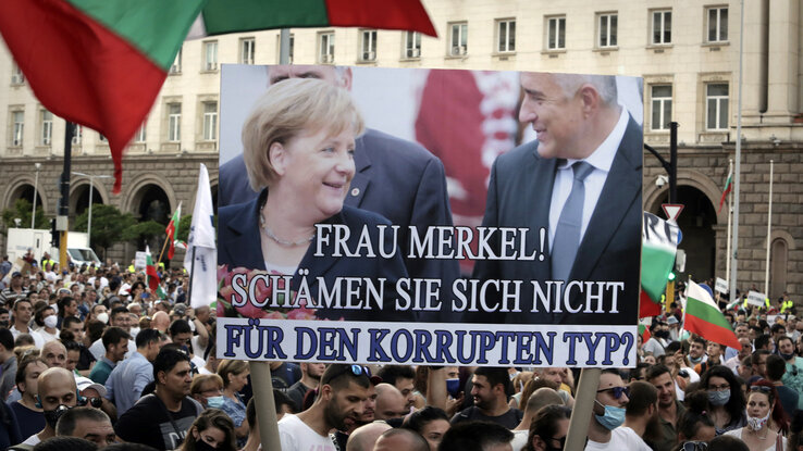 Merkel asszony, hogy nem szégyenled magad e korrupt alak (Boriszov – szerk. megj.) miatt? – áll a szerdai szófiai tüntetés egyik molinóján Merkel asszony, hogy nem szégyenled magad e korrupt alak (Boriszov – szerk. megj.) miatt? – áll a szerdai szófiai tüntetés egyik molinóján