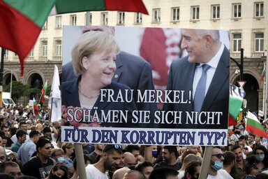 Merkel asszony, hogy nem szégyenled magad e korrupt alak (Boriszov – szerk. megj.) miatt? – áll a szerdai szófiai tüntetés egyik molinóján
