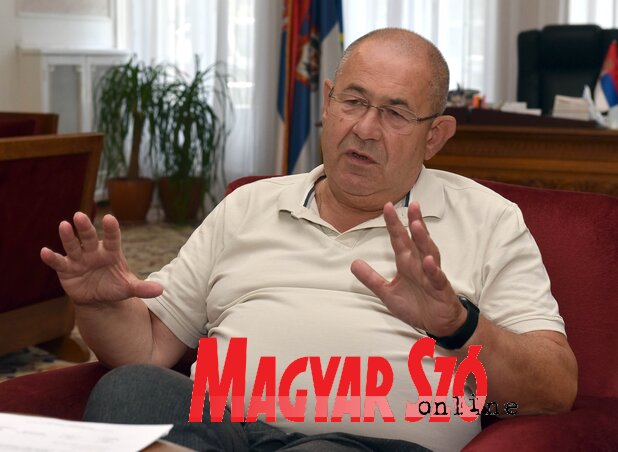 Pásztor István: A legnagyobb veszélynek azt tartom, hogy az elmérgesedett közélet fog A házelnöki eskütétel egyik pillanatképe harcolni azért, hogy normális közéletnek tűnjön (Ótos András felvétele) Pásztor István: A legnagyobb veszélynek azt tartom, hogy az elmérgesedett közélet fog A házelnöki eskütétel egyik pillanatképe harcolni azért, hogy normális közéletnek tűnjön (Ótos András felvétele)