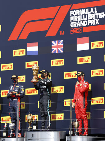 A silverstone-i dobogó (Fotó: Beta/AP) A silverstone-i dobogó (Fotó: Beta/AP)