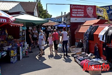 Isten hozta a kisbajmoki bevásárlóközpontban – nemcsak a vásárlókat, a nézelődőket is (Fotó: Gergely Árpád)