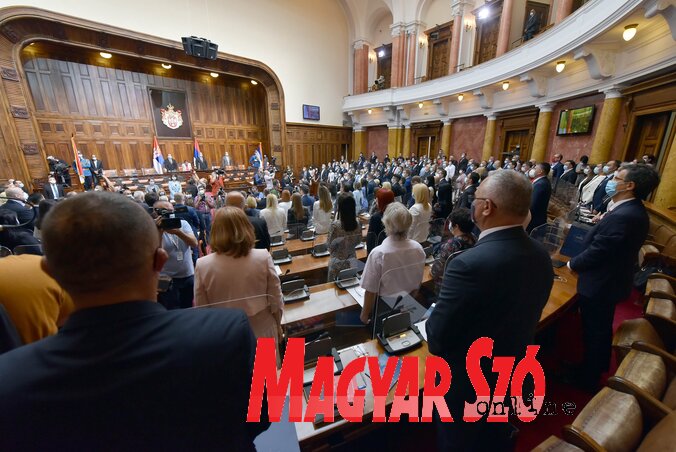 Az új összetételű parlament képviselői egyszerre mondták el az eskü szövegét (Ótos András felvétele) Az új összetételű parlament képviselői egyszerre mondták el az eskü szövegét (Ótos András felvétele)