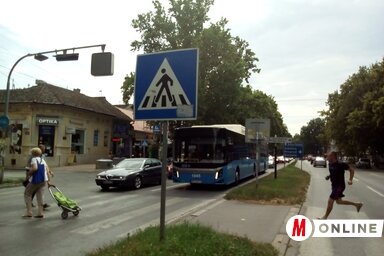 Tavaly kilenc újvidéki útkereszteződésnél helyeztek el villanyrendőröket, és még négy olyan helyen alakítottak ki új szemaforokat, ahol új utcákat építettek, illetve ahol utcákat bővítettek ki. A Zsidó utcában már most két dugóveszélyes szemaforegyüttes működik, a harmadik beiktatásával további fennakadások várhatók a gépkocsiforgalomban, ellenben a gyalogosok átkelése – remélhetőleg – biztonságosabbá válik majd (Szeli Balázs felvétele)