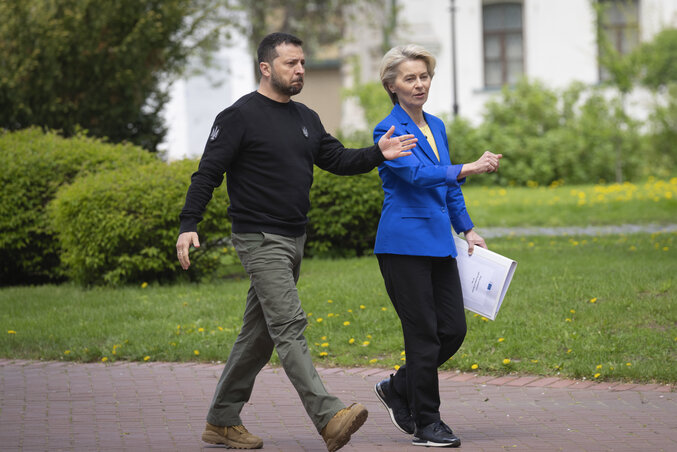 Ursula von der Leyen és Volodimir Zelenszkij Kijevben. Előbbi közölte, az uniós fegyverszállítások mellett, Ukrajna csatlakozási tárgyalásainak  előkészítéséről is tárgyaltak (Fotó: M24/MNA/AP/Beta)
