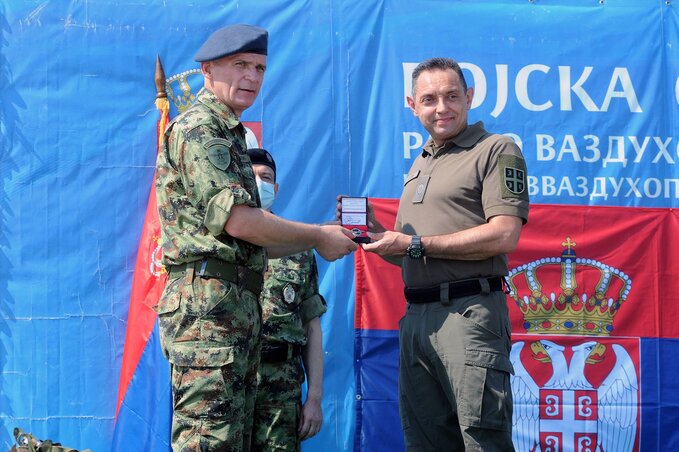 Vulin tiszteletbeli repülős kitüntetést vett át Batajnicán – sokáig cikkezett erről is a sajtó (Fotó: Beta)