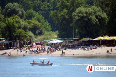 Rendszeresen felmerül az a kérdés, hogy az önkormányzat miért nem veszi szárnyai alá a Tiszti strandot. Sokan ez ellen a megoldás ellen vannak, azt gondolják, hogy így ez a fürdőhely is „kommerszé” válna, a városi strandhoz hasonlóan (Dávid Csilla felvétele)