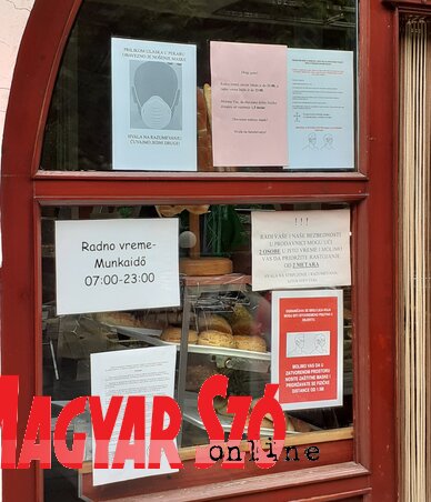 A kiskereskedések, pékségek, kávézók és egyéb boltok bejárati ajtaján most már szinte nem lehet belátni, a Tilos a dohányzás!, a Vigyázz, csúszik!, a Vigyázz, lépcső!, a Vedd el a számlát! és a hasonló, leginkább tiltó jellegű feliratok mellé felkerültek a kötelező, járványügyi rendelkezéseket hirdető kiáltványok is: maszkviseleti és távolságtartási parancs, kézmosási útmutató és minden más, ami állítólag a hírhedt „grafikongörbe” kiegyenesedéséhez vezethet (Fúró Dénes felvétele) A kiskereskedések, pékségek, kávézók és egyéb boltok bejárati ajtaján most már szinte nem lehet belátni, a Tilos a dohányzás!, a Vigyázz, csúszik!, a Vigyázz, lépcső!, a Vedd el a számlát! és a hasonló, leginkább tiltó jellegű feliratok mellé felkerültek a kötelező, járványügyi rendelkezéseket hirdető kiáltványok is: maszkviseleti és távolságtartási parancs, kézmosási útmutató és minden más, ami állítólag a hírhedt „grafikongörbe” kiegyenesedéséhez vezethet (Fúró Dénes felvétele)