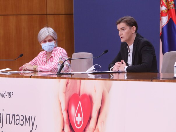 Stokić Edit, a tartományi klinikai központ igazgatója és Ana Brnabić a tegnapi sajtótájékoztatón (Fotó: Beta)