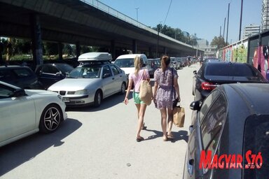 Újvidék legkedveltebb fürdőhelyén minden kabint bérbe adtak, a kávézóknak viszont csak a 70 százaléka üzemel. Ettől függetlenül látogatottsági rekordok dőlnek meg, hétvégi ottjártunkkor megszámlálhatatlan belgrádi, nagybecskereki, sőt, még požarevaci rendszámtáblás autót láttunk a környező parkolókon, járdákon, bicikliutakon, füves területeken... (Szeli Balázs felvétele)