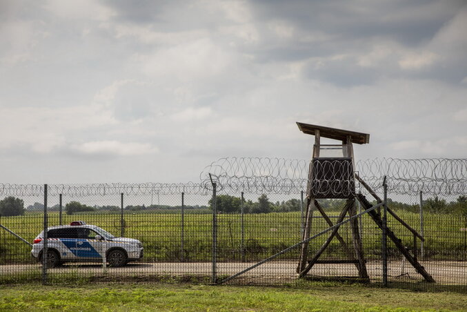 Térháló kerül a kerítés alá (Fotó: MTI)
