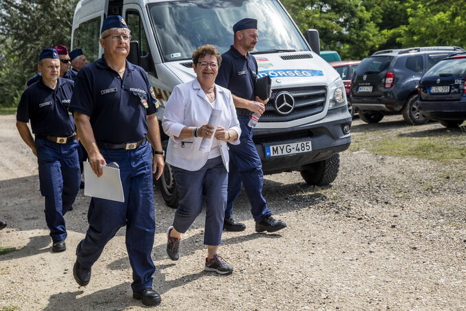 Halmosi Zoltán és Müller Cecília megérkezik Röszke közelében a határkerítéshez (Fotó: MTI) Halmosi Zoltán és Müller Cecília megérkezik Röszke közelében a határkerítéshez (Fotó: MTI)