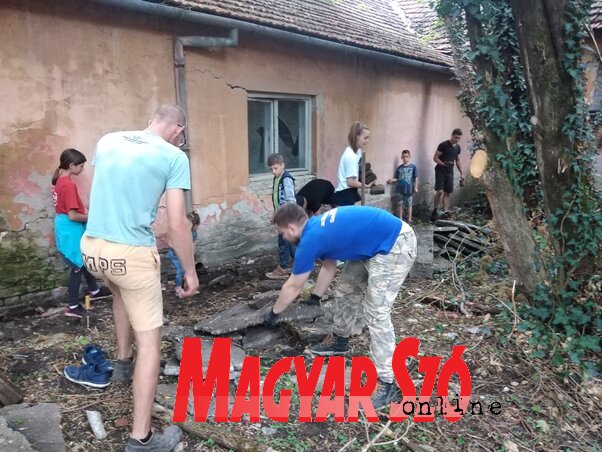 A vadonból hoznak létre ifjúsági központot az oromi fiatalok (Jenei Klementina felvétele) A vadonból hoznak létre ifjúsági központot az oromi fiatalok (Jenei Klementina felvétele)