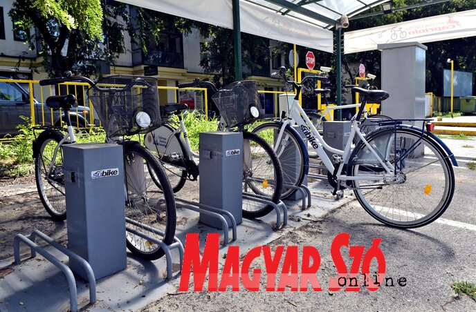 Bérelhető kerékpárok a Szabadegyetemnél lévő parkolóban (Fotó: Gergely Árpád)