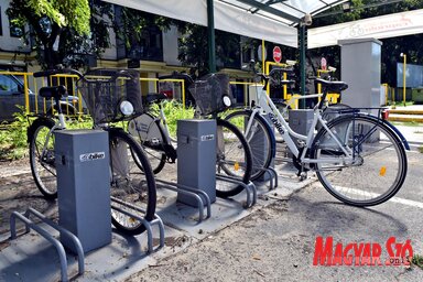 Bérelhető kerékpárok a Szabadegyetemnél lévő parkolóban (Fotó: Gergely Árpád)
